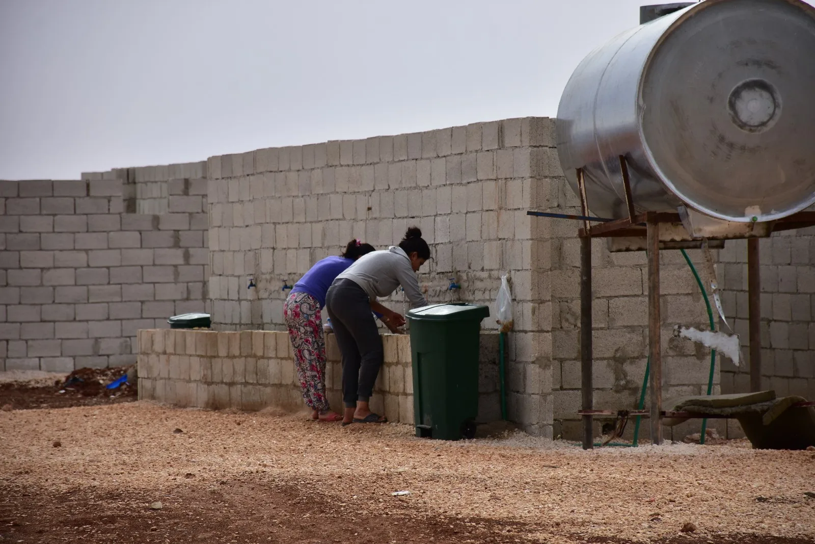 Gelê Efrînê tevî hemû zehmetiyan berxwedanê didomînin