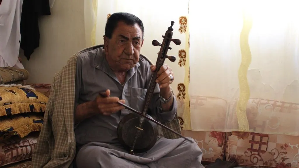 Wekî xeleka zincîrê Dengbêjî wergirtiye