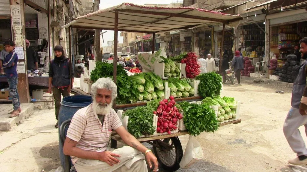 Jiyan li bajarê Reqayê geş dibe