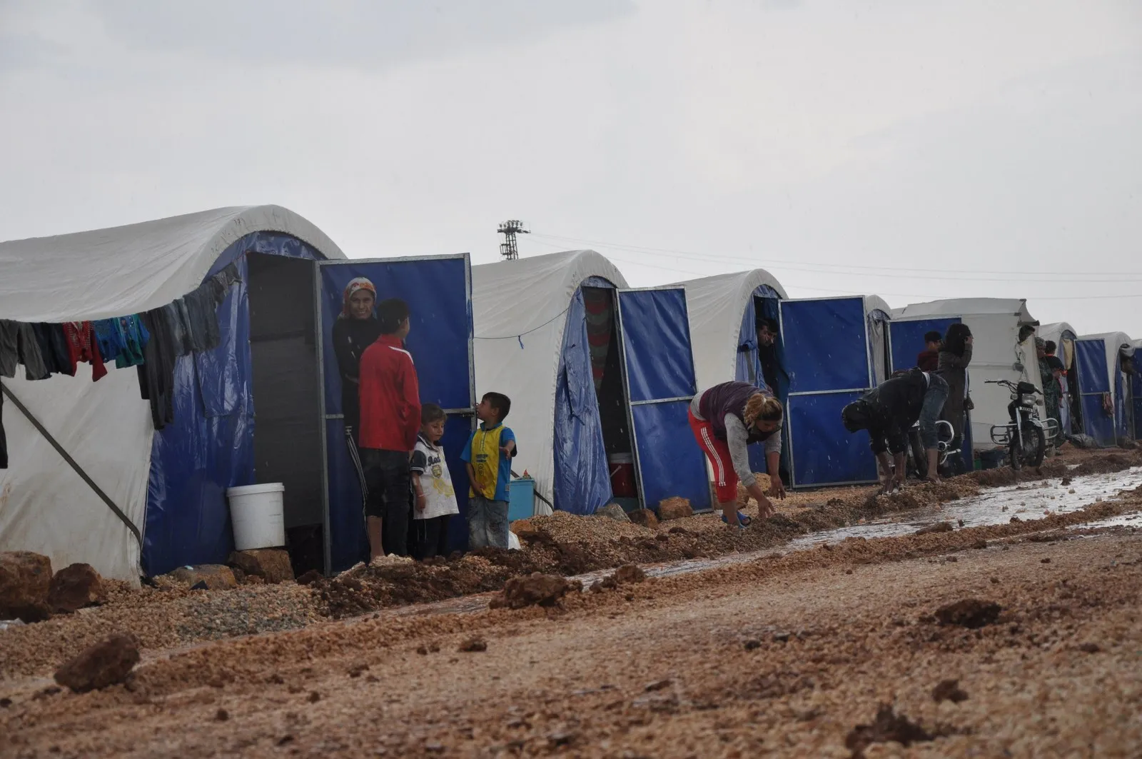 Barîna baranê zehmetiyên Efrîniyan zêde dike