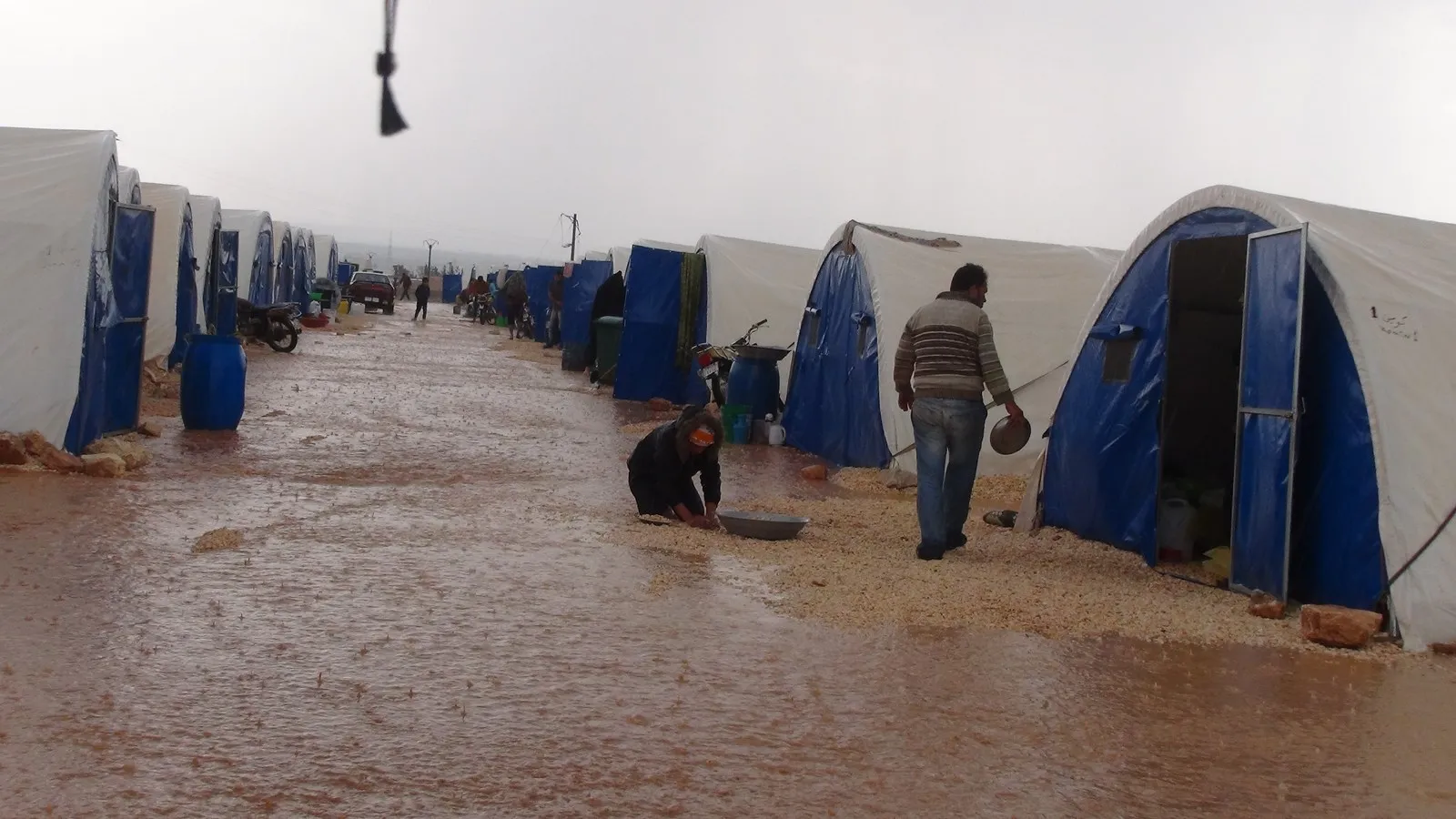 Barîna baranê zehmetiyên Efrîniyan zêde dike