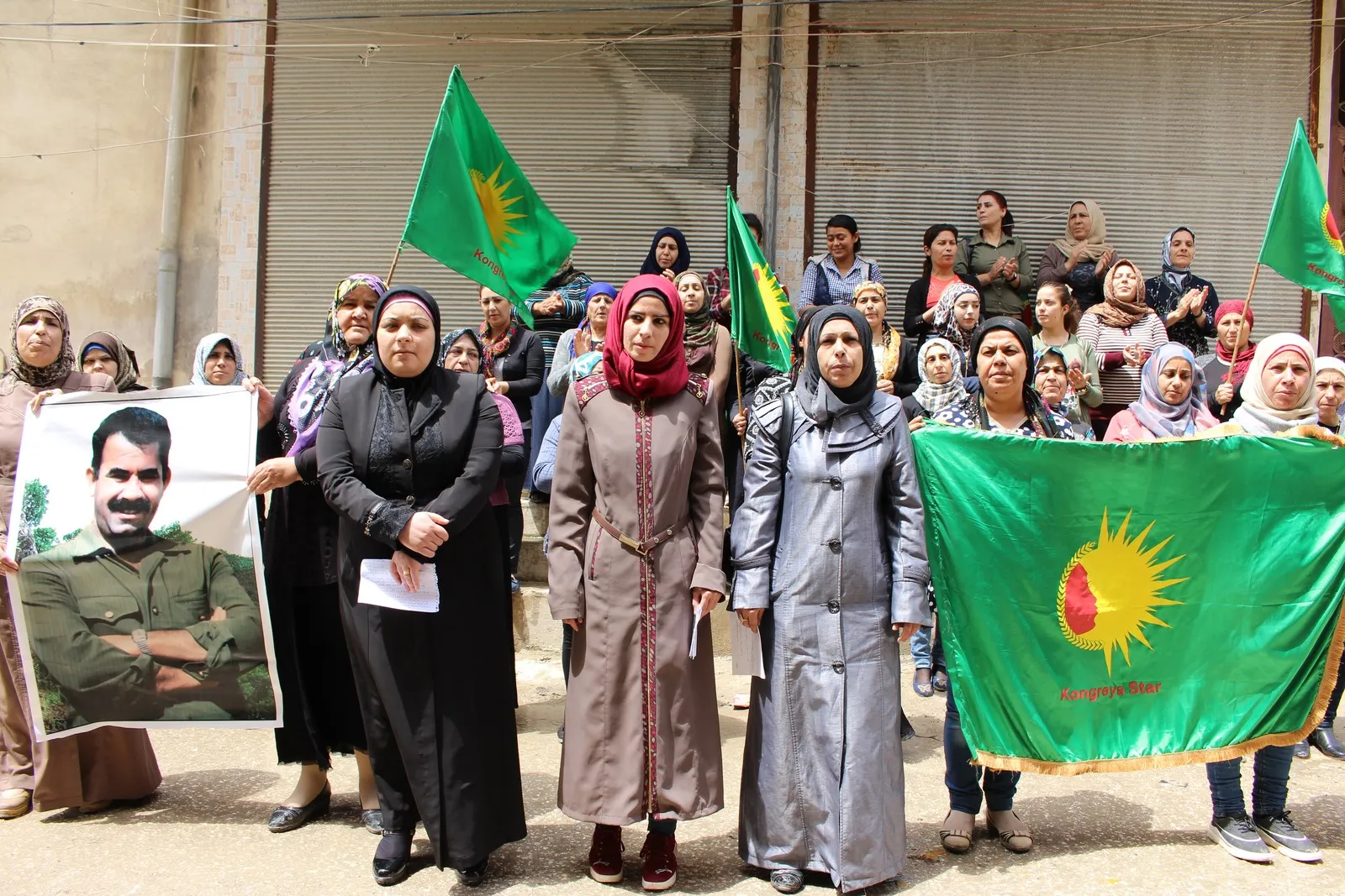 'Saziyên xwe bigirin an bê deng nemîn in'