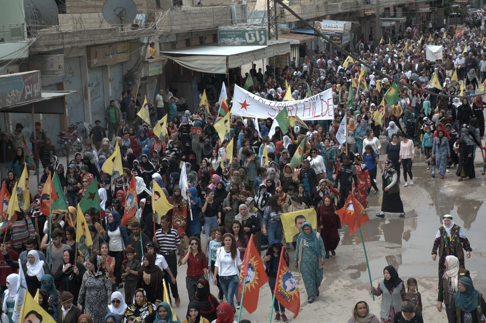 ‘Meşaleya li Emerîkayê pêketî, di Şoreşa Rojava de geş dibe’