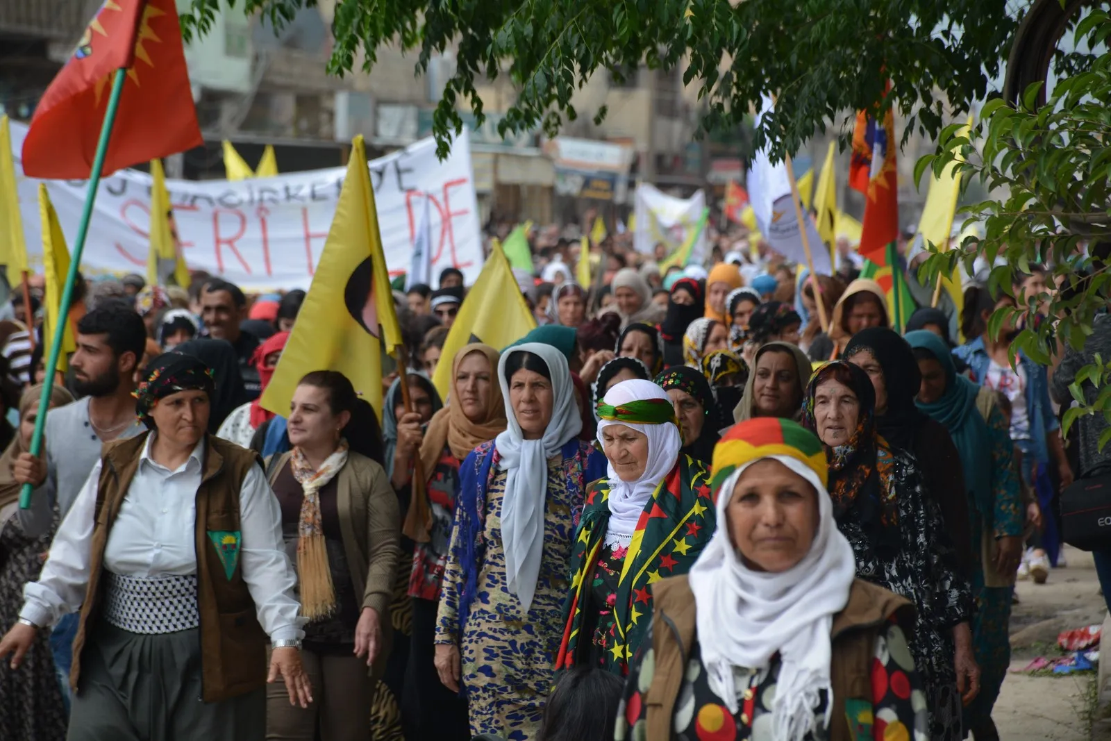 ‘Meşaleya li Emerîkayê pêketî, di Şoreşa Rojava de geş dibe’