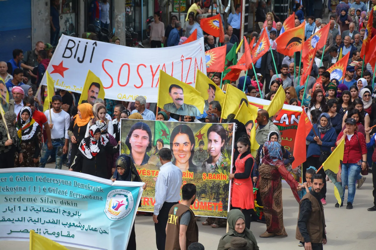 ‘Meşaleya li Emerîkayê pêketî, di Şoreşa Rojava de geş dibe’