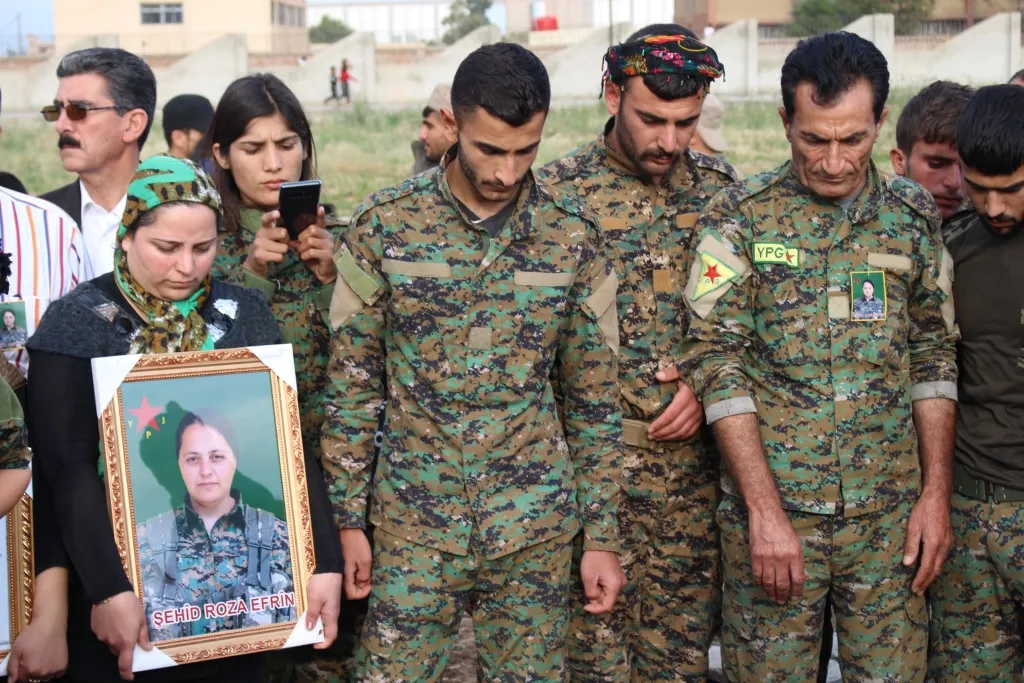 Gelê Qamişlo cenazeyê şehîd Roza Efrîn oxir kirin