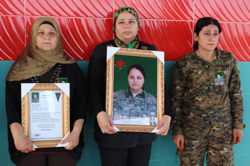 Gelê Qamişlo cenazeyê şehîd Roza Efrîn oxir kirin