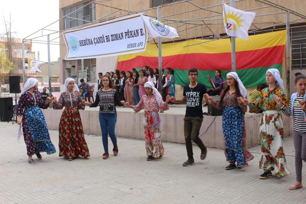 Roja zimanê Kurdî bi dîmenên rengîn hat pîrozkirin