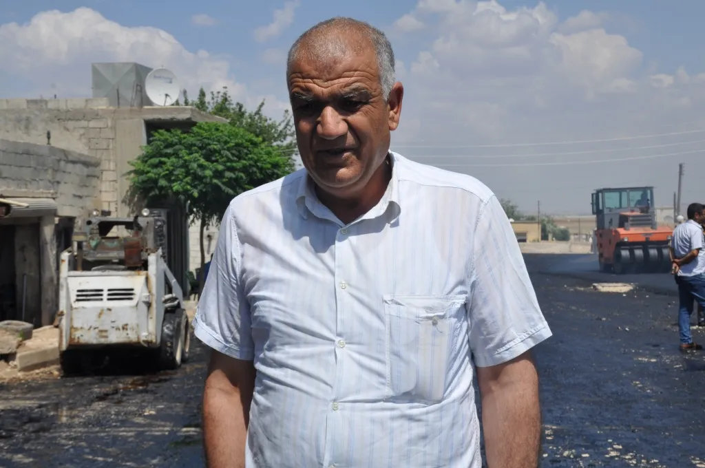Şaredariya Kobanê riyên bajêr sererast dike