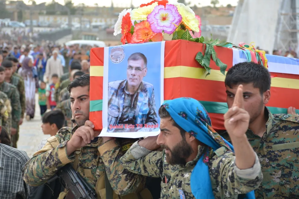 Cenazeyê Endamê Meclîsa Sivîl a Reqayê Ezîz hate veşartin