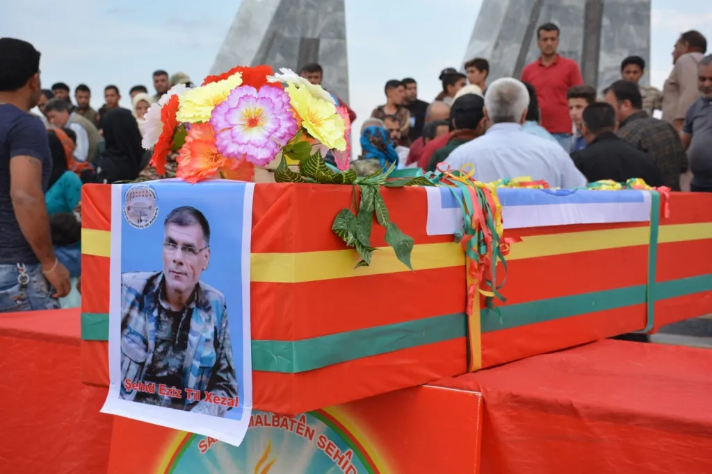 Cenazeyê Endamê Meclîsa Sivîl a Reqayê Ezîz hate veşartin