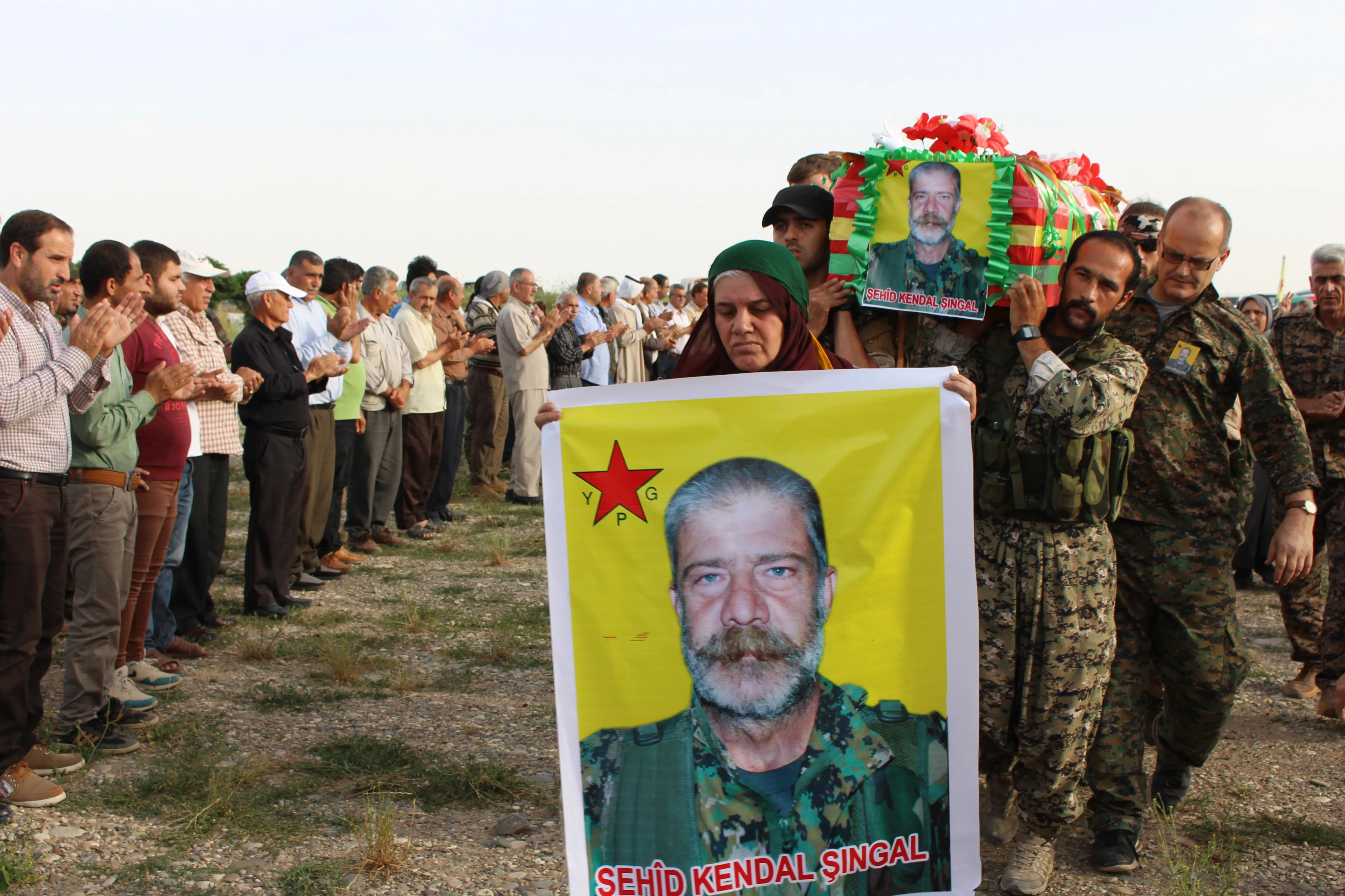 Cenazeyê şervanê enternasyonalîst Ramon li ser wesyata wî li Rojava hate oxirkirin