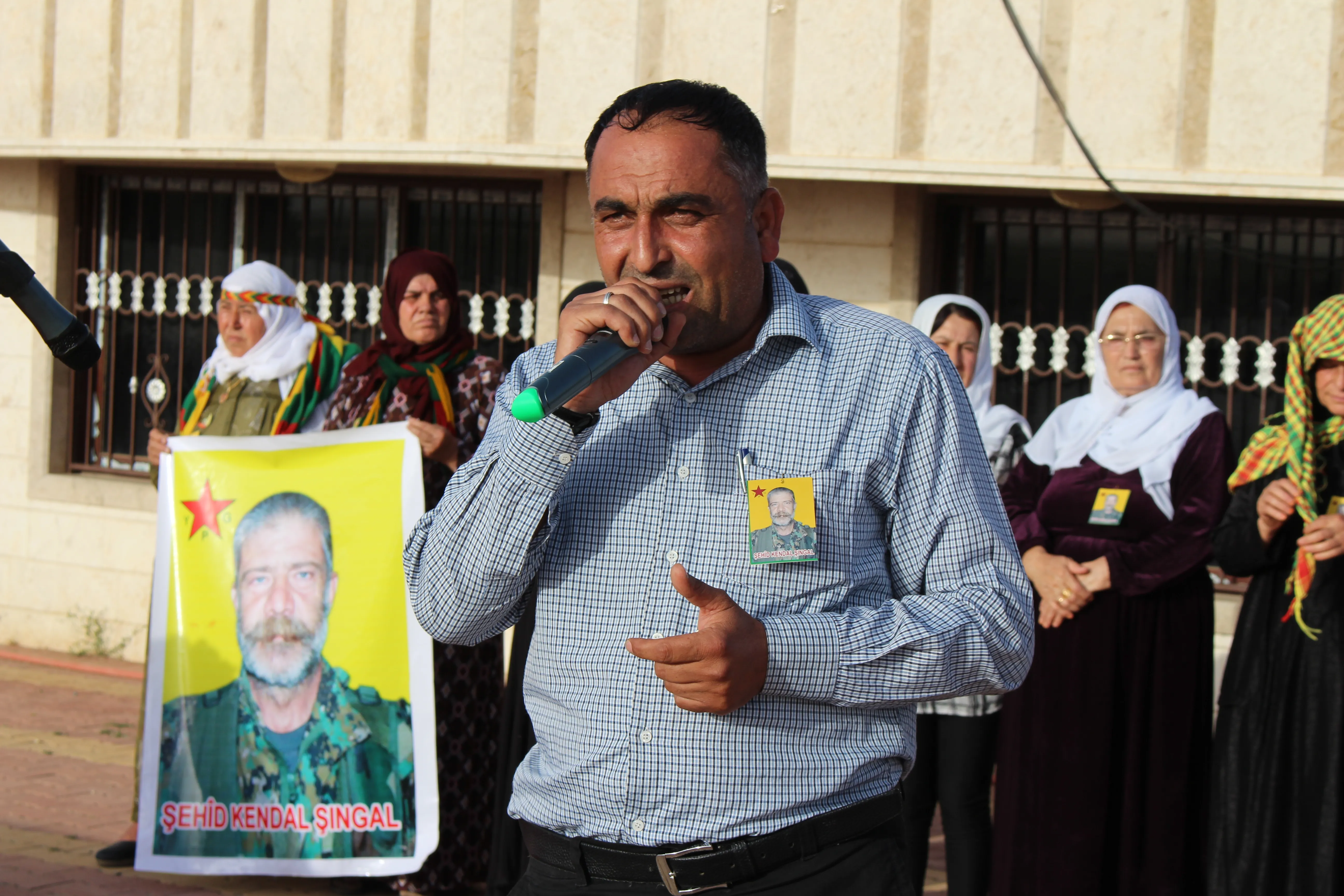 Cenazeyê şervanê enternasyonalîst Ramon li ser wesyata wî li Rojava hate oxirkirin