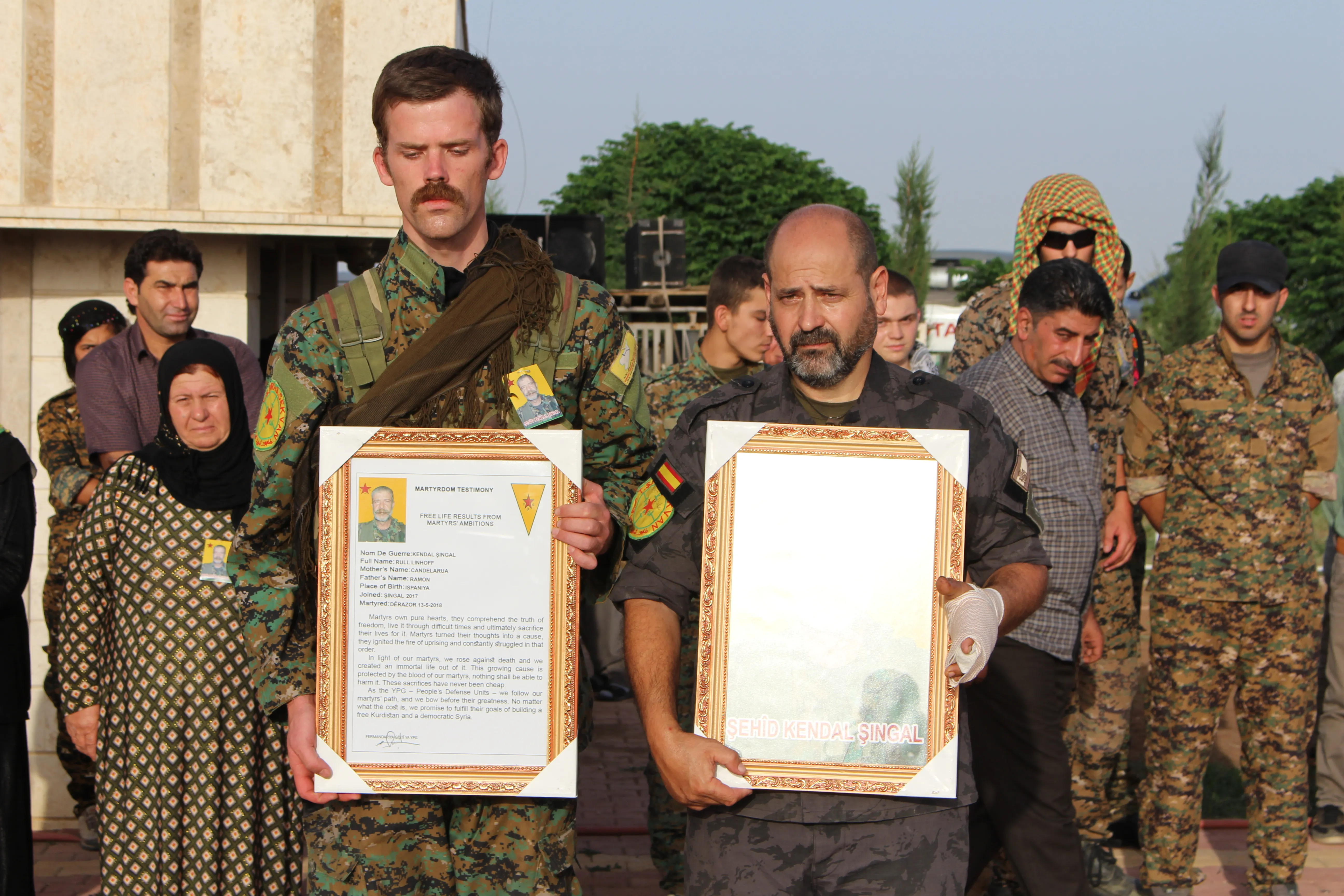 Cenazeyê şervanê enternasyonalîst Ramon li ser wesyata wî li Rojava hate oxirkirin