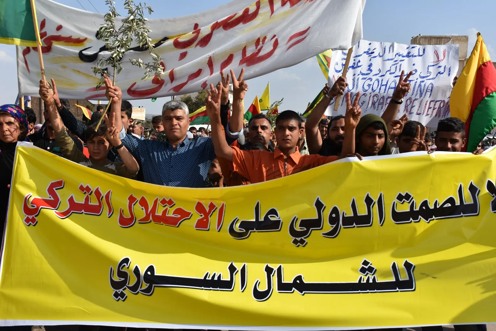 Gelê Efrînê bi meşeke bi heybet dagirkeriya Tirk şermezar kirin