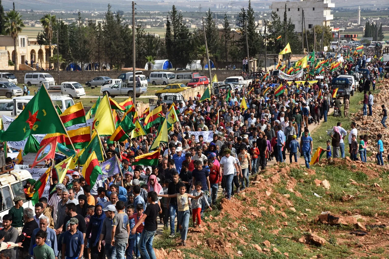 Gelê Efrînê bi meşeke bi heybet dagirkeriya Tirk şermezar kirin