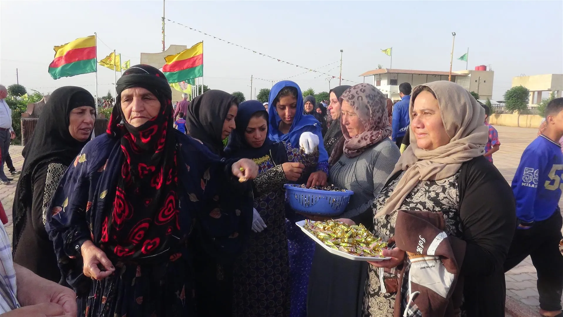 Şêniyên kantona Hesekê serdana goristanên şehîdan kirin