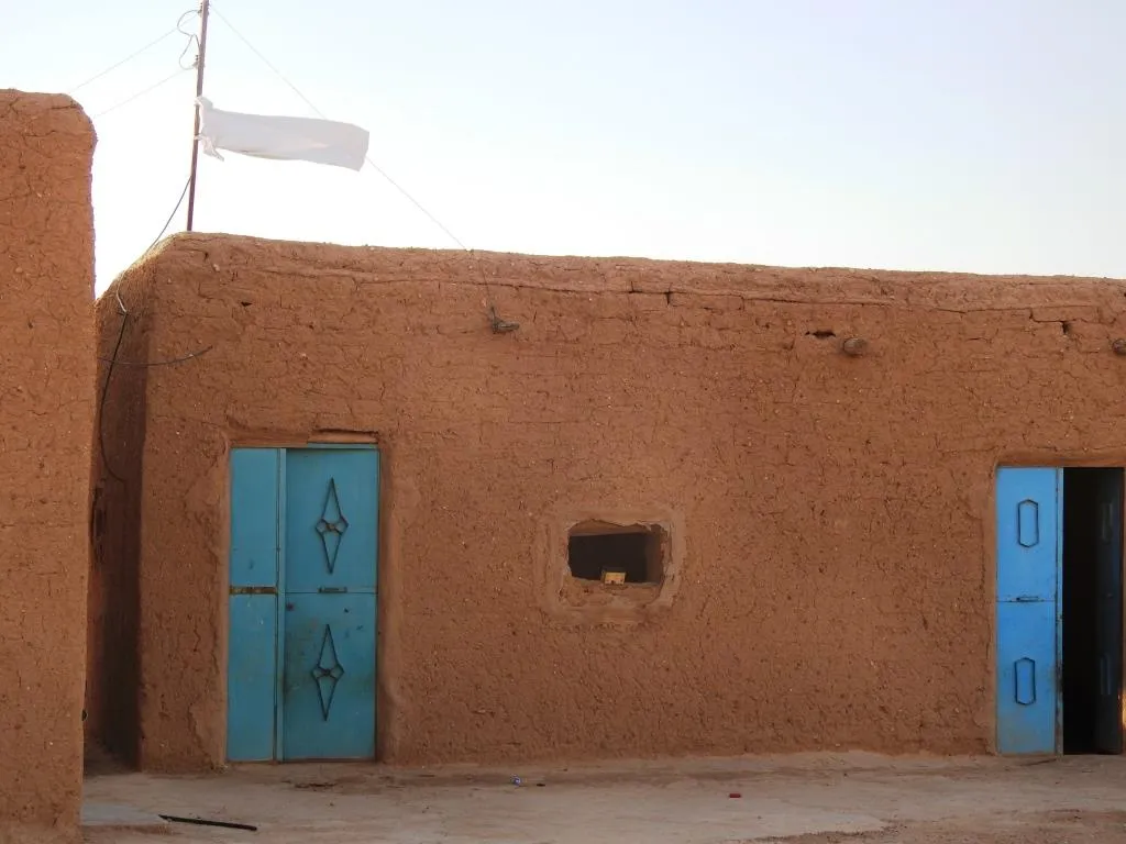 Gundê El-Hilwa çarçefa reş davêje û alên spî hildide