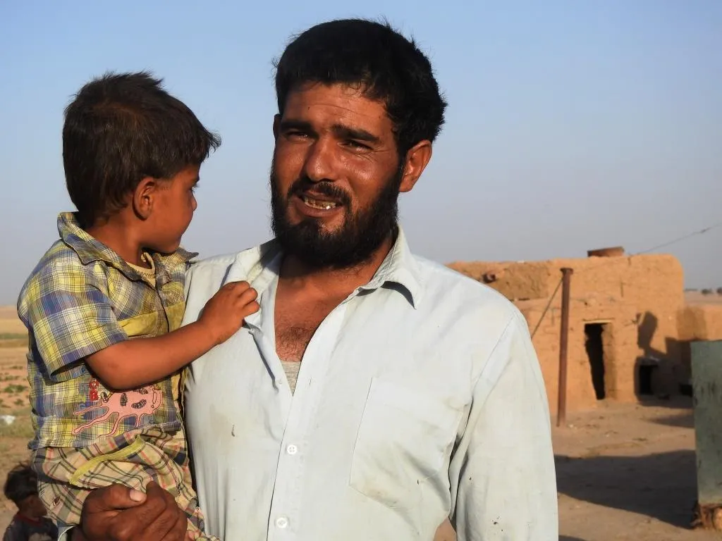 Gundê El-Hilwa çarçefa reş davêje û alên spî hildide