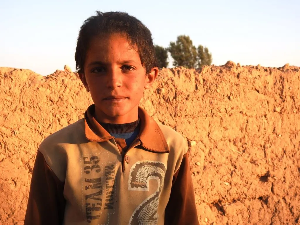 Gundê El-Hilwa çarçefa reş davêje û alên spî hildide