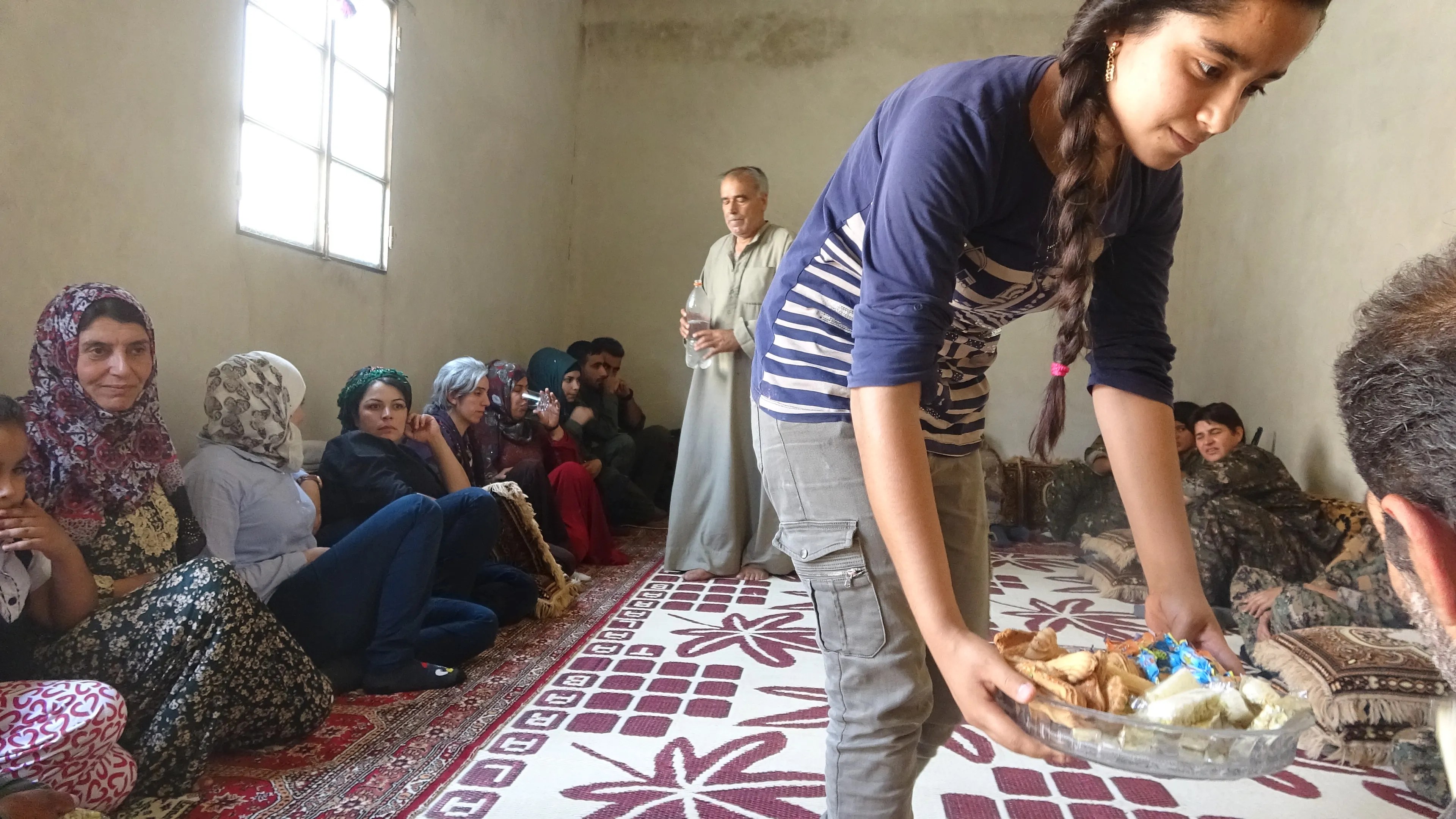 Saziyên sivîl û leşkerî yên Reqayê serdana malbatên şehîdan dikin