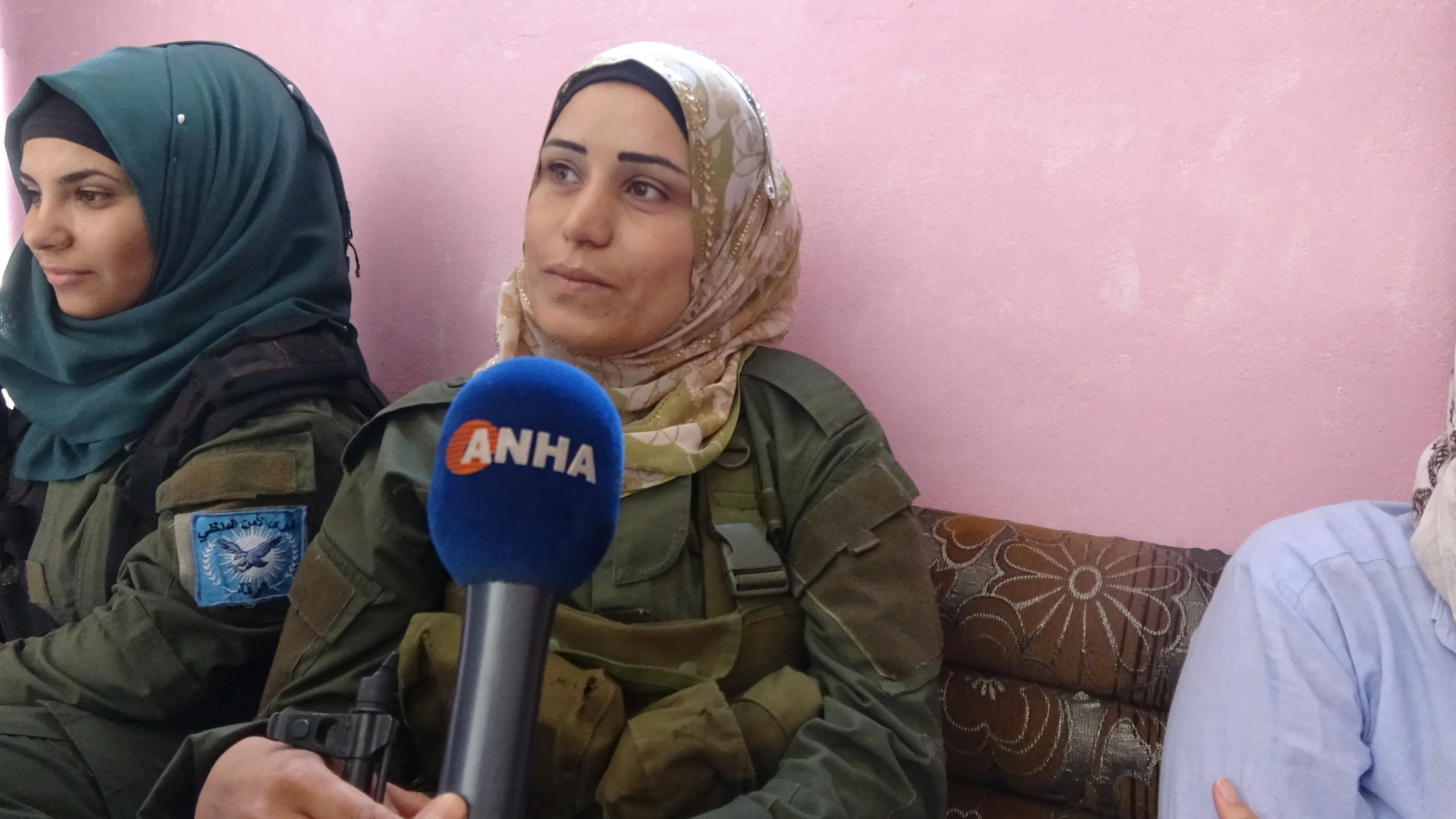 Saziyên sivîl û leşkerî yên Reqayê serdana malbatên şehîdan dikin
