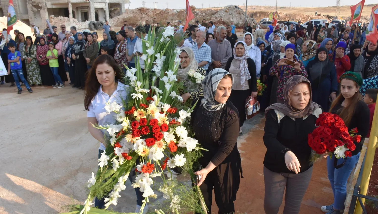 Şêniyên Helebê serdana gorên şehîdan kir