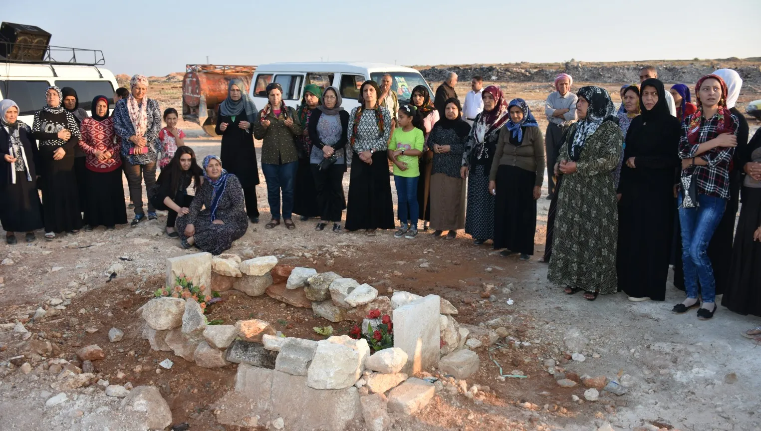 Şêniyên Helebê serdana gorên şehîdan kir