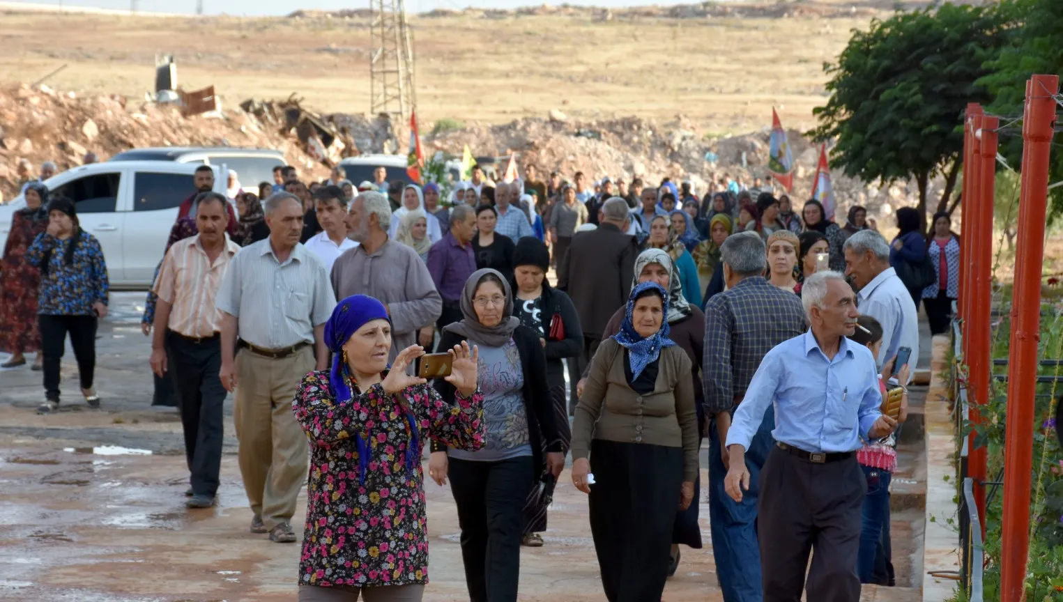 Şêniyên Helebê serdana gorên şehîdan kir