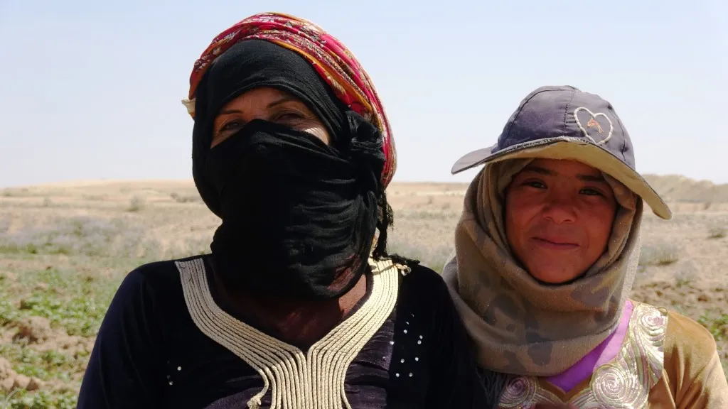 Jinê Girê Spî di nava zeviyan de rojî digirin