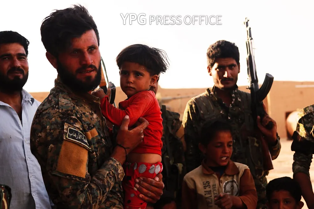 Şeniyên gundên rizgarkirî bi kêfxweşî pêşwaziya şervanan dikin