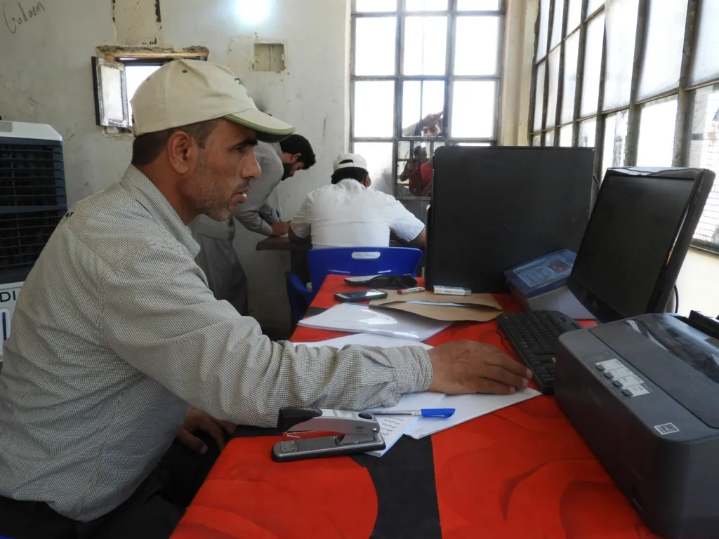 Embarên Girê Spî genim ji cotkaran pêşwazî dikin