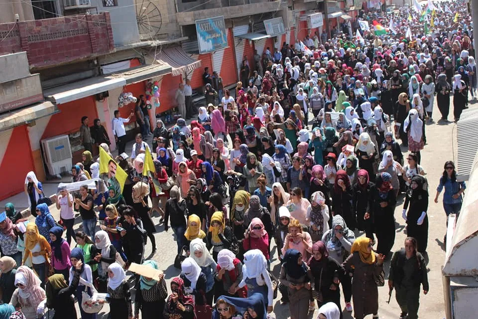 Şêniyên Tirbespiyê li dijî dagikeriyê meşiyan