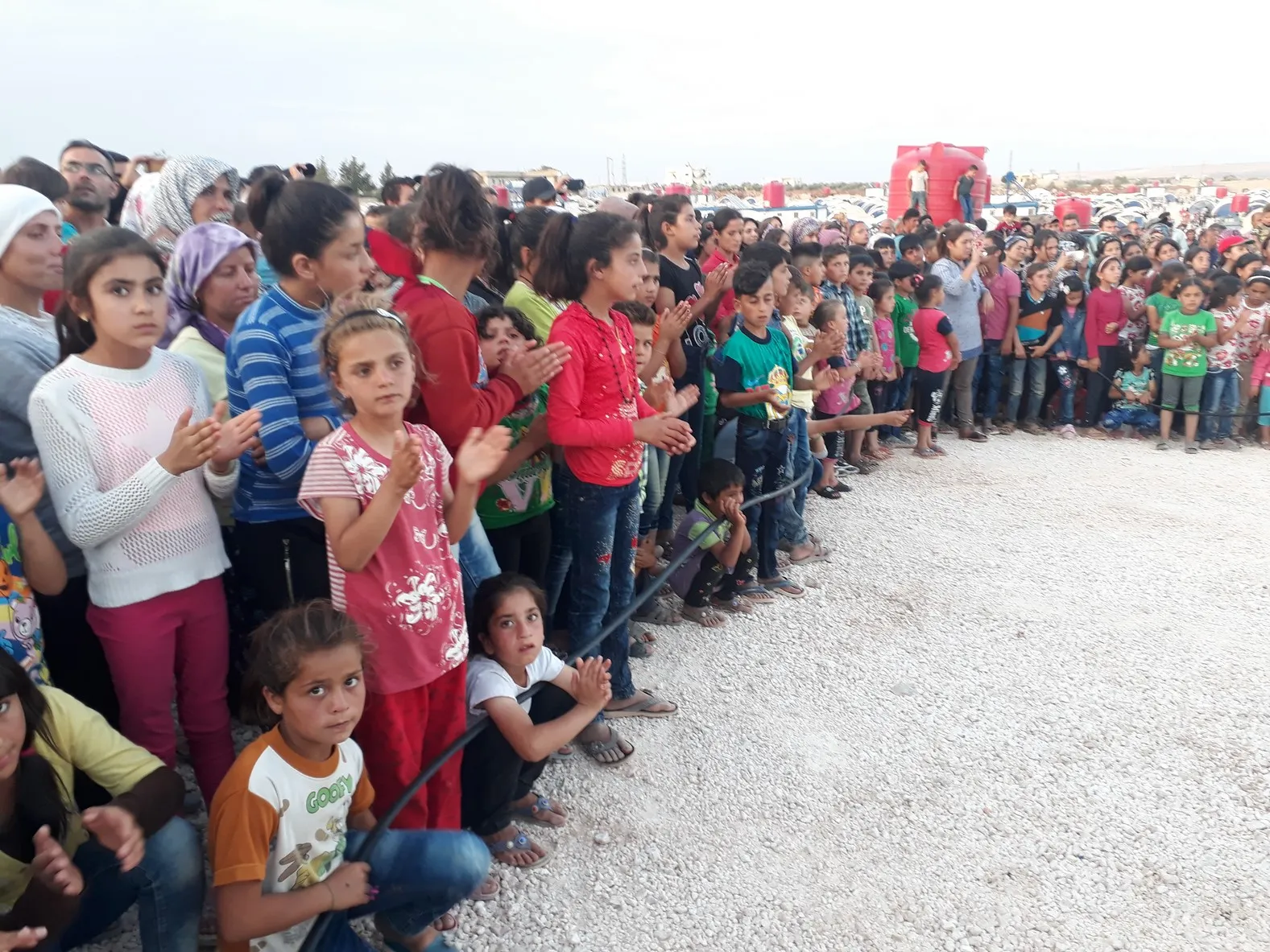 Dilê zarokên Efrînê xweş kirin