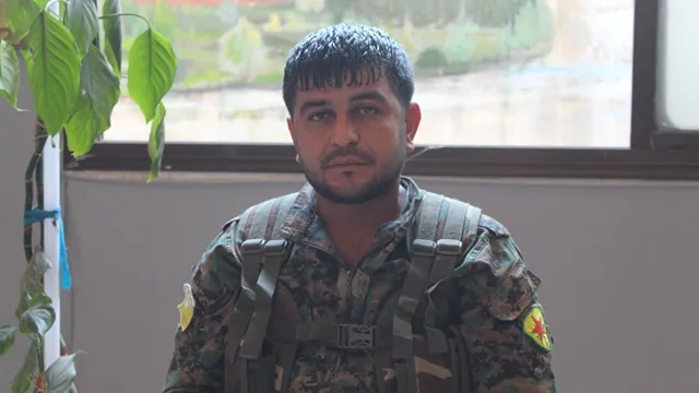 Di destan de çek û dahol, li eniyên pêş şervanek; Egîd Gîvara