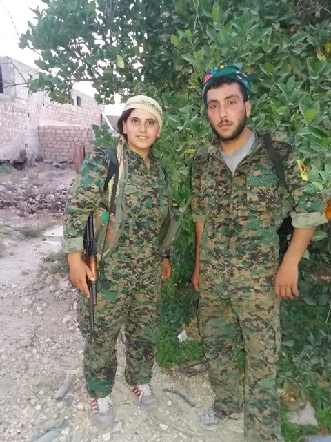 Di destan de çek û dahol, li eniyên pêş şervanek; Egîd Gîvara
