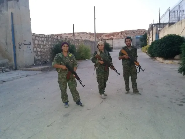 Di destan de çek û dahol, li eniyên pêş şervanek; Egîd Gîvara