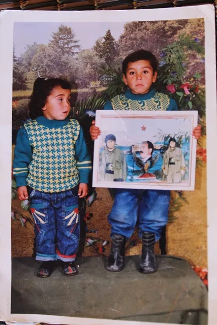 Di destan de çek û dahol, li eniyên pêş şervanek; Egîd Gîvara