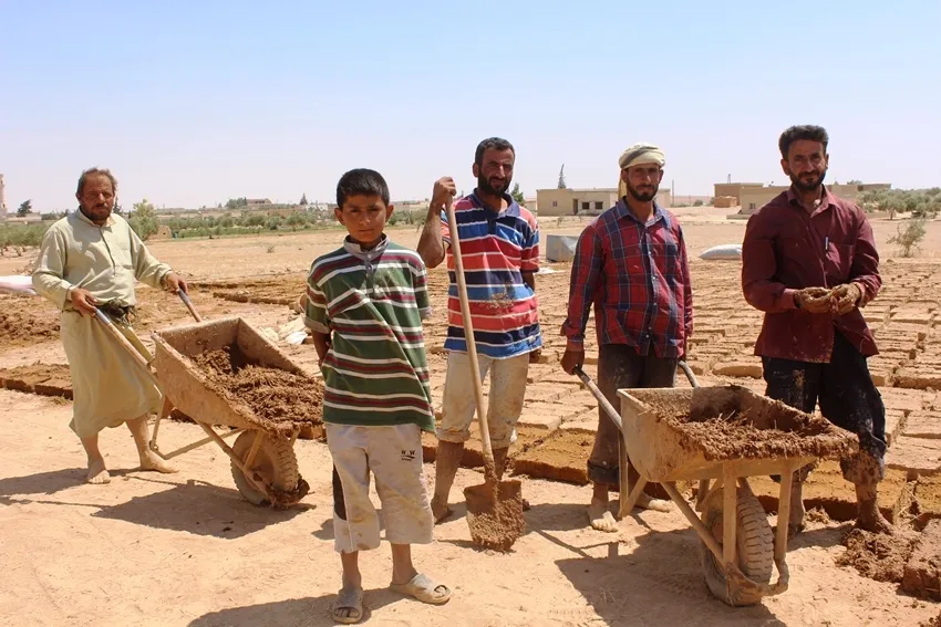 Şêniyên Tebqayê xaniyan bi kelpîçan lê dikin