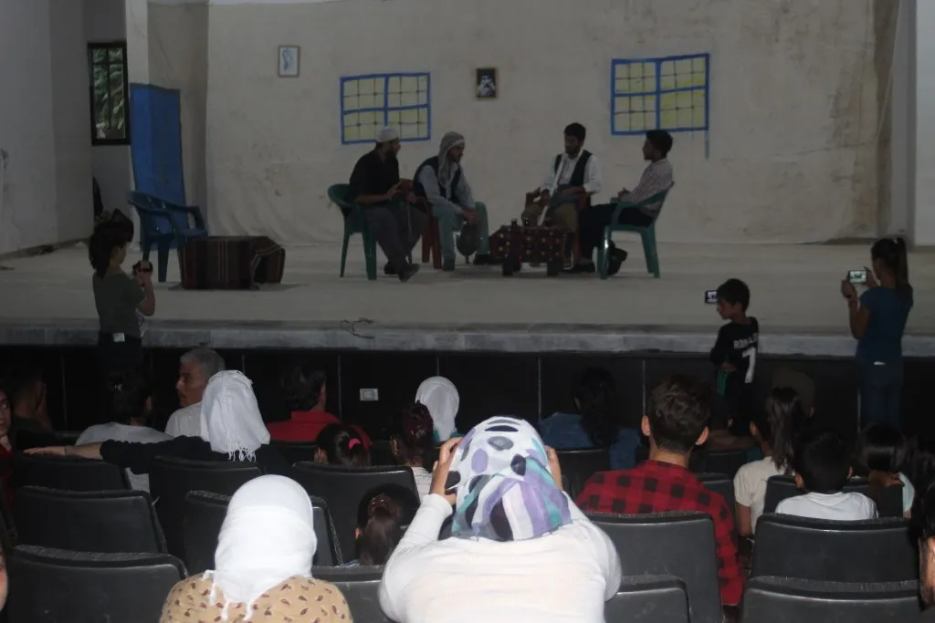Çand û Hunera Mexmûrê li Rojava dest bi pêşkêşkirina şanoyê kir
