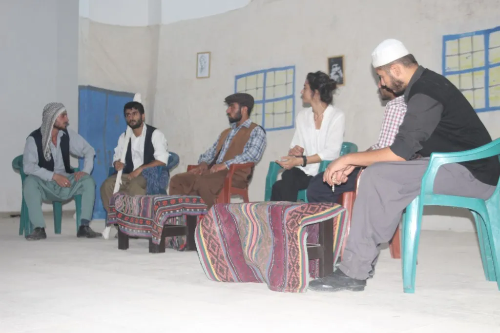 Çand û Hunera Mexmûrê li Rojava dest bi pêşkêşkirina şanoyê kir