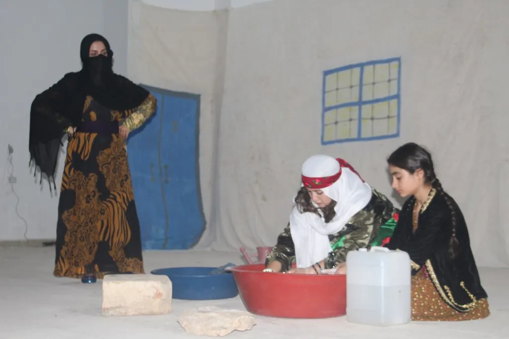 Çand û Hunera Mexmûrê li Rojava dest bi pêşkêşkirina şanoyê kir
