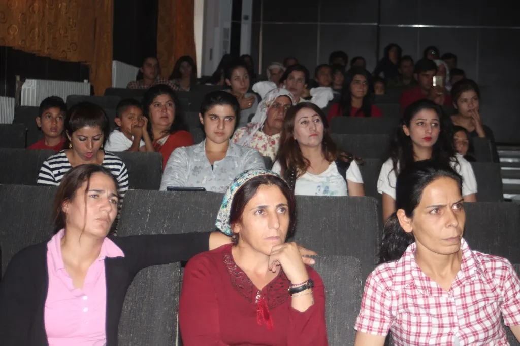 Çand û Hunera Mexmûrê li Rojava dest bi pêşkêşkirina şanoyê kir