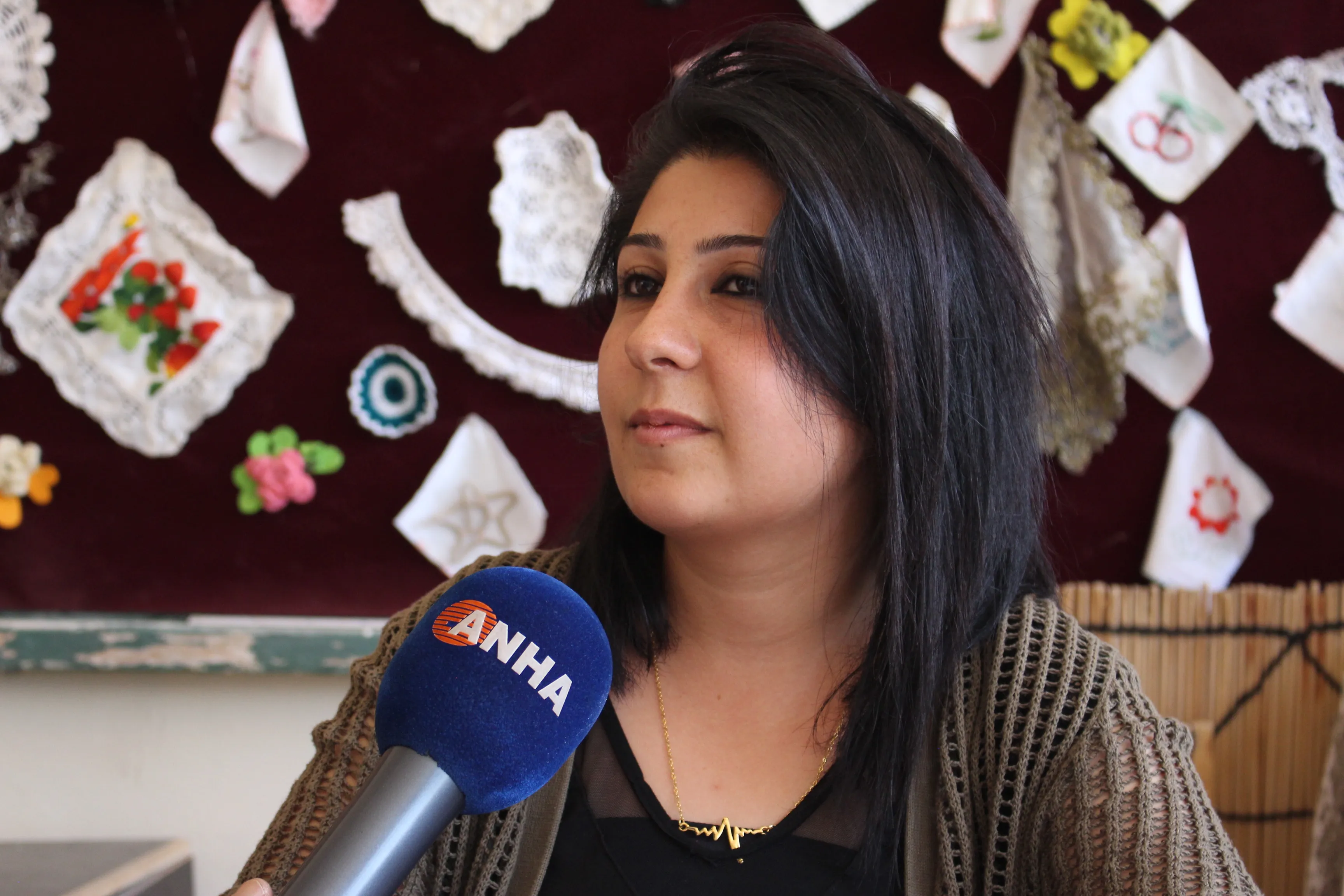 Sozan Ebbas... bi hunera xwe çanda gelên herêmê nîşan dide