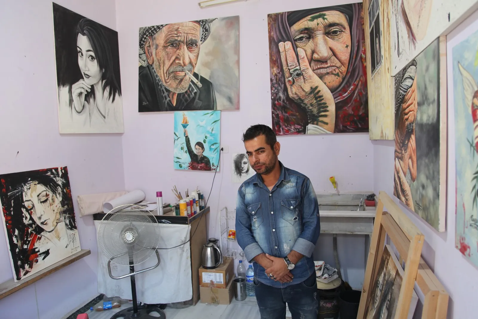 Şoreşa Rojava li ser tualê dineqişîne