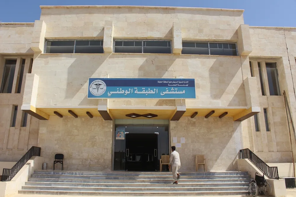 Nexweşxaneya niştîmanî ya Tebqayê 5 ambulans wergirtin