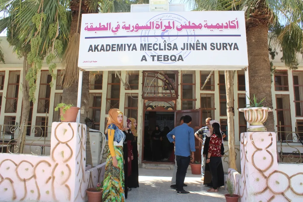 Akademiya jinên Sûriyê dewreya perwerdeyê ya 4.emîn bi dawî kir