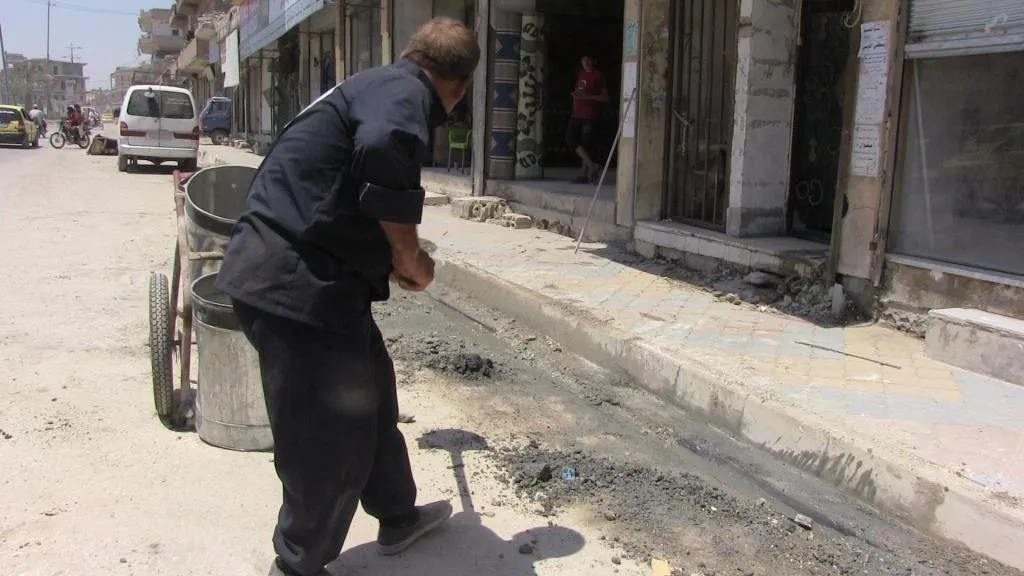 Şêniyên Reqayê bajarê xwe paqij dikin
