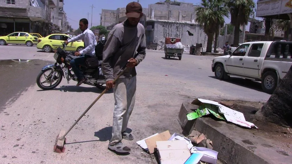 Şêniyên Reqayê bajarê xwe paqij dikin