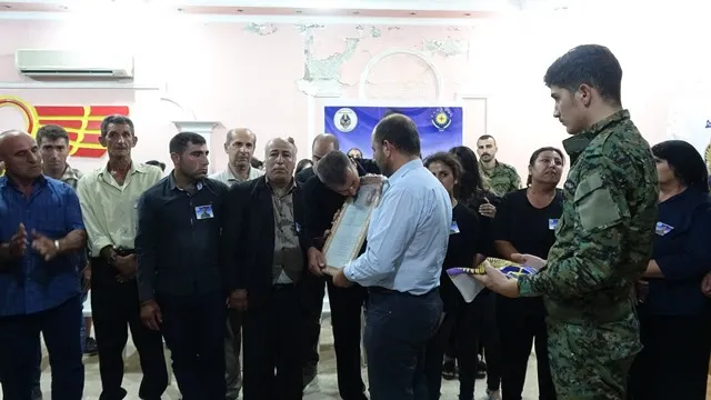 Gelê Tirbespiyê sersaxî ji malbata şehîd Kêrlos re xwest